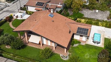 Villa di 440 m² con più di 5 locali e box auto a V