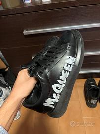 scarpe mcqueen con graffito