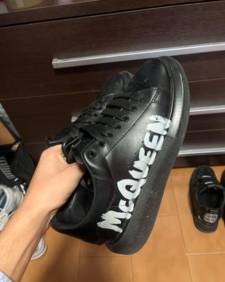 scarpe mcqueen con graffito
