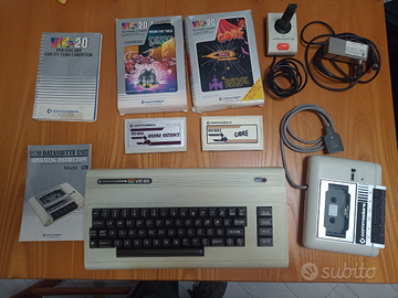 Commodore VIC 20 con accessori retrogaming