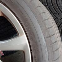 4 cerchi completi di pneumatici.