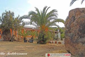 Villa MEDITERRANEA. In connessione con la natura