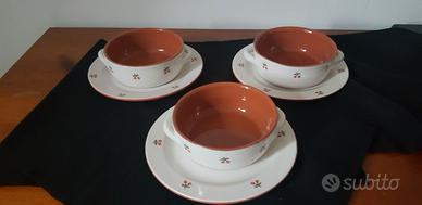 Ciotole con piatto di terracotta per consommè