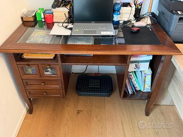 Scrivania in legno con piano in vetro e cassetti