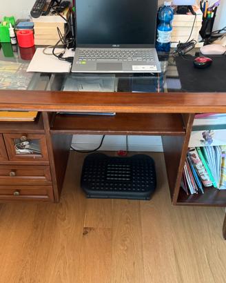 Scrivania in legno con piano in vetro e cassetti
