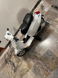Giocattolo vespa 50 a batteria