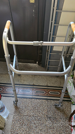 Deambulatore girello pieghevole per anziani e disa