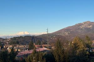 Villa a schiera immersa nel verde a San Fermo