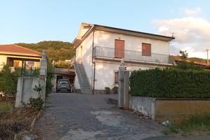 Appartamento più terreno c/da Prato (Filadelfia)