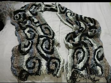 Sciarpa maxi grigia e nera con frange