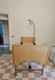 Letto ospedaliero elettrico con rete motorizzata