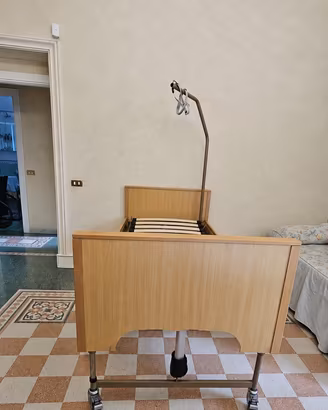 Letto ospedaliero elettrico con rete motorizzata