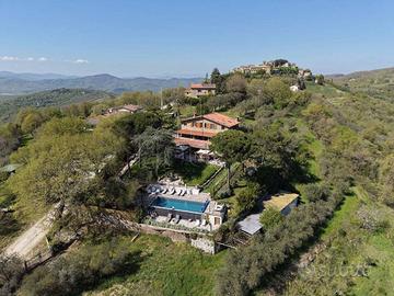Villa di 320 m² con più di 5 locali e posto auto a