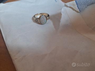 Anello con opale aust