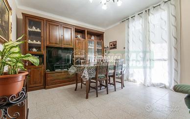 3 LOCALI IN ZONA CENTRALE CON POSTO AUTO E CANTINA