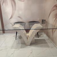 tavolo in vetro temperato e base in pietra fossile