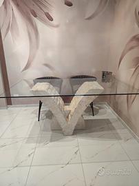 tavolo in vetro temperato e base in pietra fossile