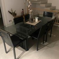 Tavolo in cristallo con sedie