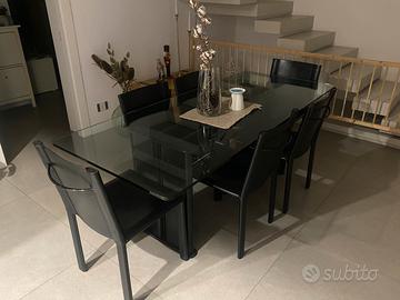 Tavolo in cristallo con sedie