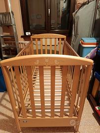 lettino in legno con spondine