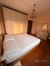 Camera da letto in legno color avorio