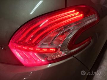 Peugeot 208 Allure - faro led posteriore DX
