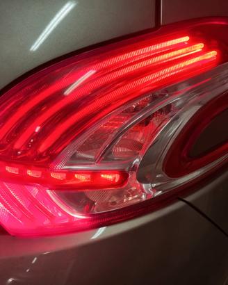 Peugeot 208 Allure - faro led posteriore DX
