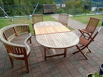 Tavolo e sedie da giardino in legno 
