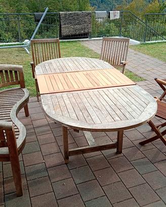Tavolo e sedie da giardino in legno 