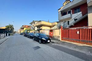 PORZIONE DI TRIFAMILIARE A GIUGLIANO IN CAMPANIA