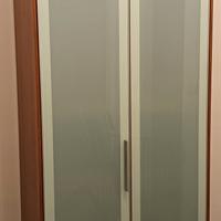 armadio con vetro opaco con luce 