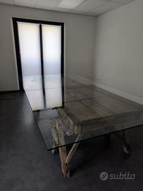 Tavolo industriale in legno antico e vetro