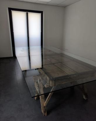 Tavolo industriale in legno antico e vetro