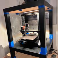 Stampante 3D Ender 3 v2  con alloggi e modifiche