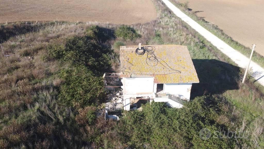 Rustico / Casale di 160 m² con più di 5 locali a T - Vista 4