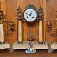 Orologio a pendolo da appoggio e candelabri
