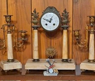Orologio a pendolo da appoggio e candelabri