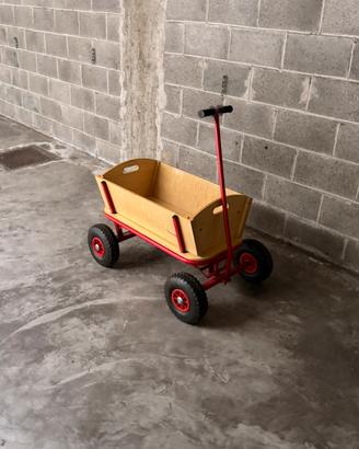 Carretto in legno per giardino o spiaggia