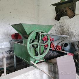 Macchina manuale macina uva 