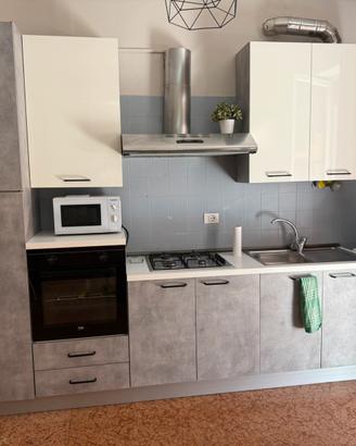Cucina completa con elettrodomestici