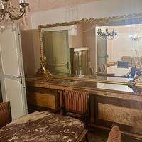 set da sala completo di tavolo, sedie e vetrina