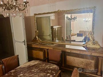 set da sala completo di tavolo, sedie e vetrina