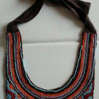 Collana di perline turchesi e arancioni