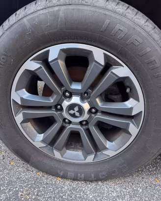 Cerchi e gomme M+S  in lega da 18 Mitsubishi L200