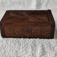 Scatola in legno intagliato vintage – 12,5x8x4 cm