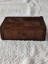 Scatola in legno intagliato vintage – 12,5x8x4 cm