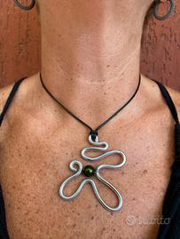 Collana con ciondolo in alluminio fatto a mano.