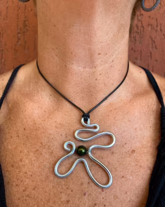 Collana con ciondolo in alluminio fatto a mano.