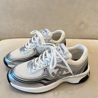 Sneakers basse con logo in pelle da donna