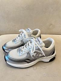 Sneakers basse con logo in pelle da donna